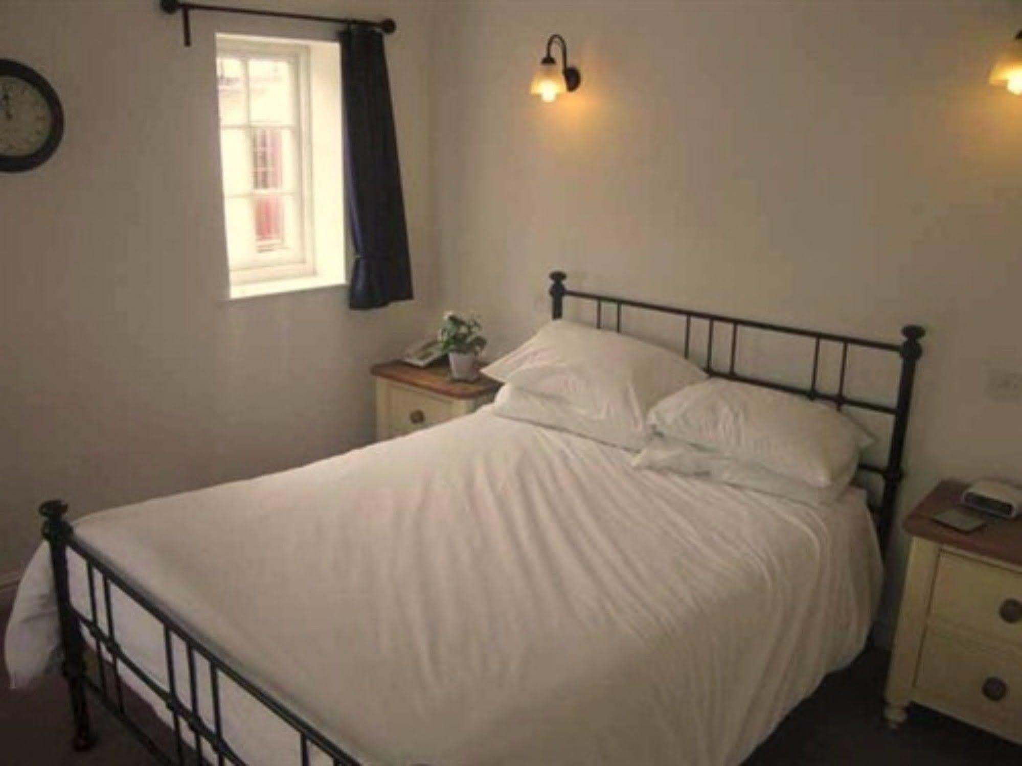 The White Hart Hotel Sherington Eksteriør billede